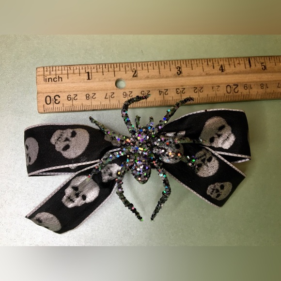 Spider web necklace & Black bow w/skull/spider hair clip & black flower hairclip - Picture 10 of 16